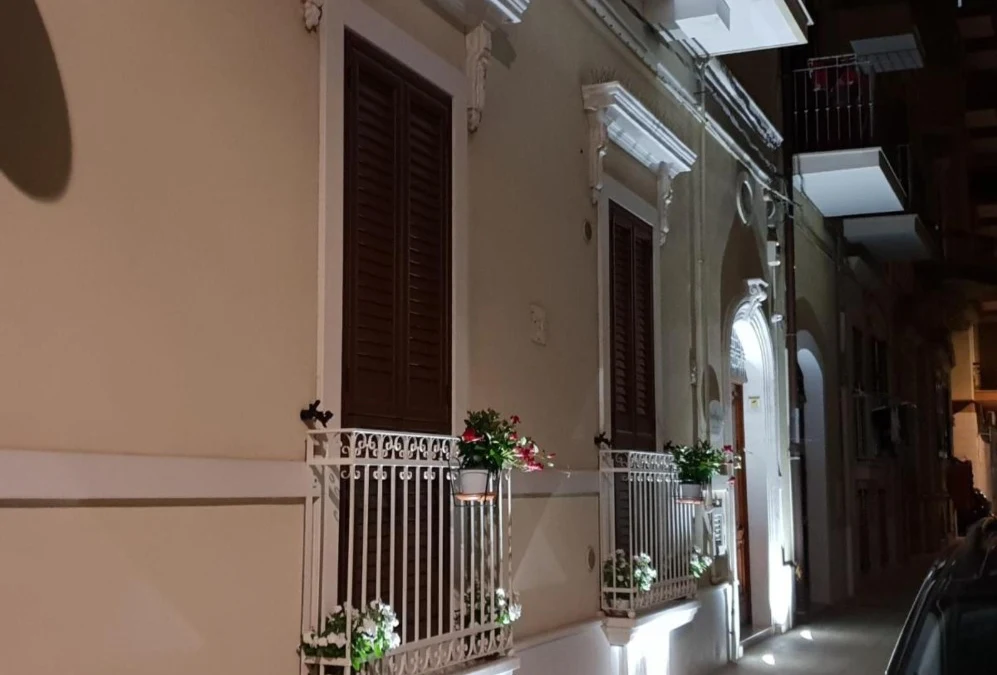 Facciata e balcone di DomusApuliae a Monopoli