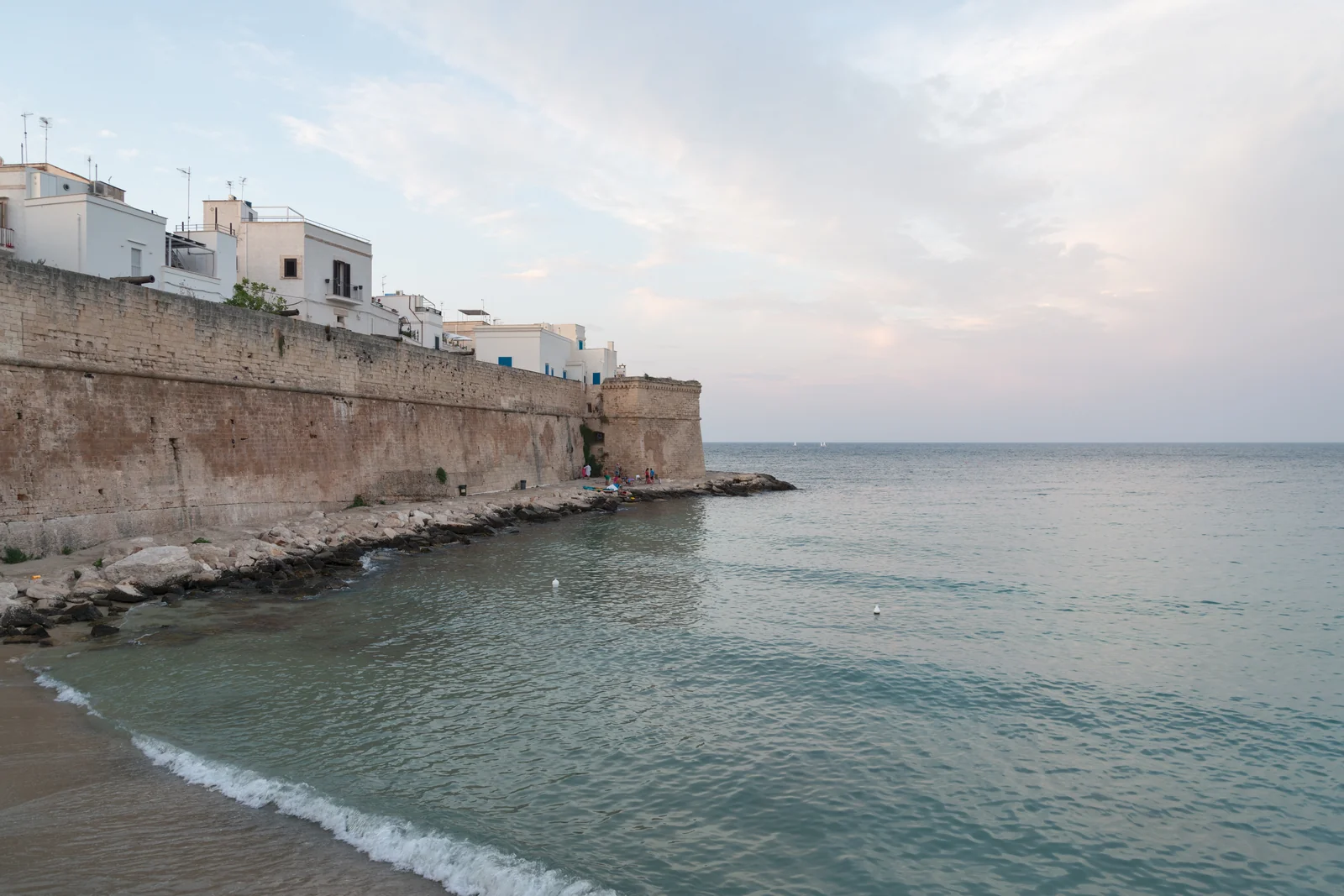 Le mura del centro storico di Monopoli sul mare a Cala Porta Vecchia